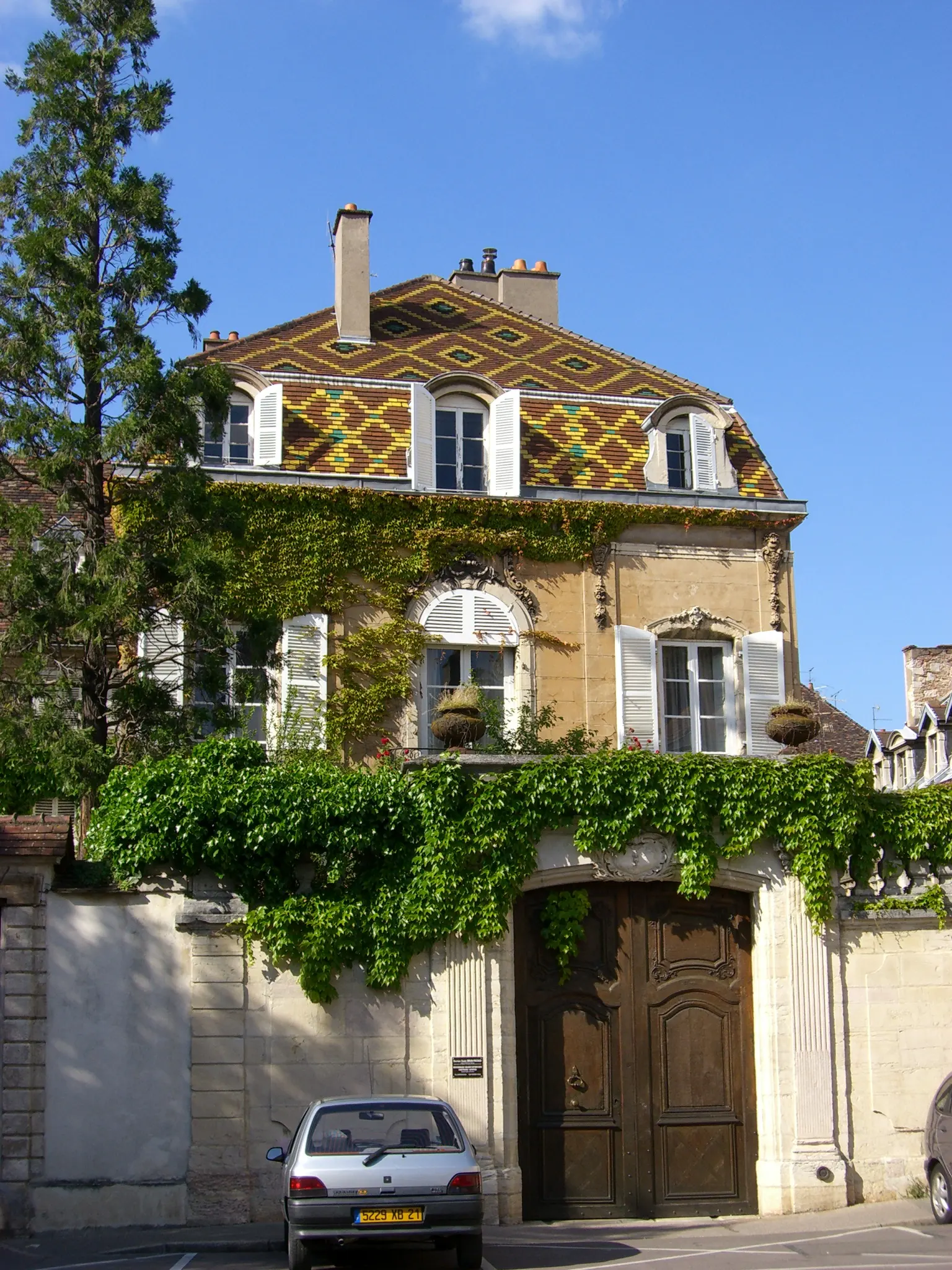2006 Jun - Characteristic polychrome-glazed tile roof of the Burgundy region - Dijon